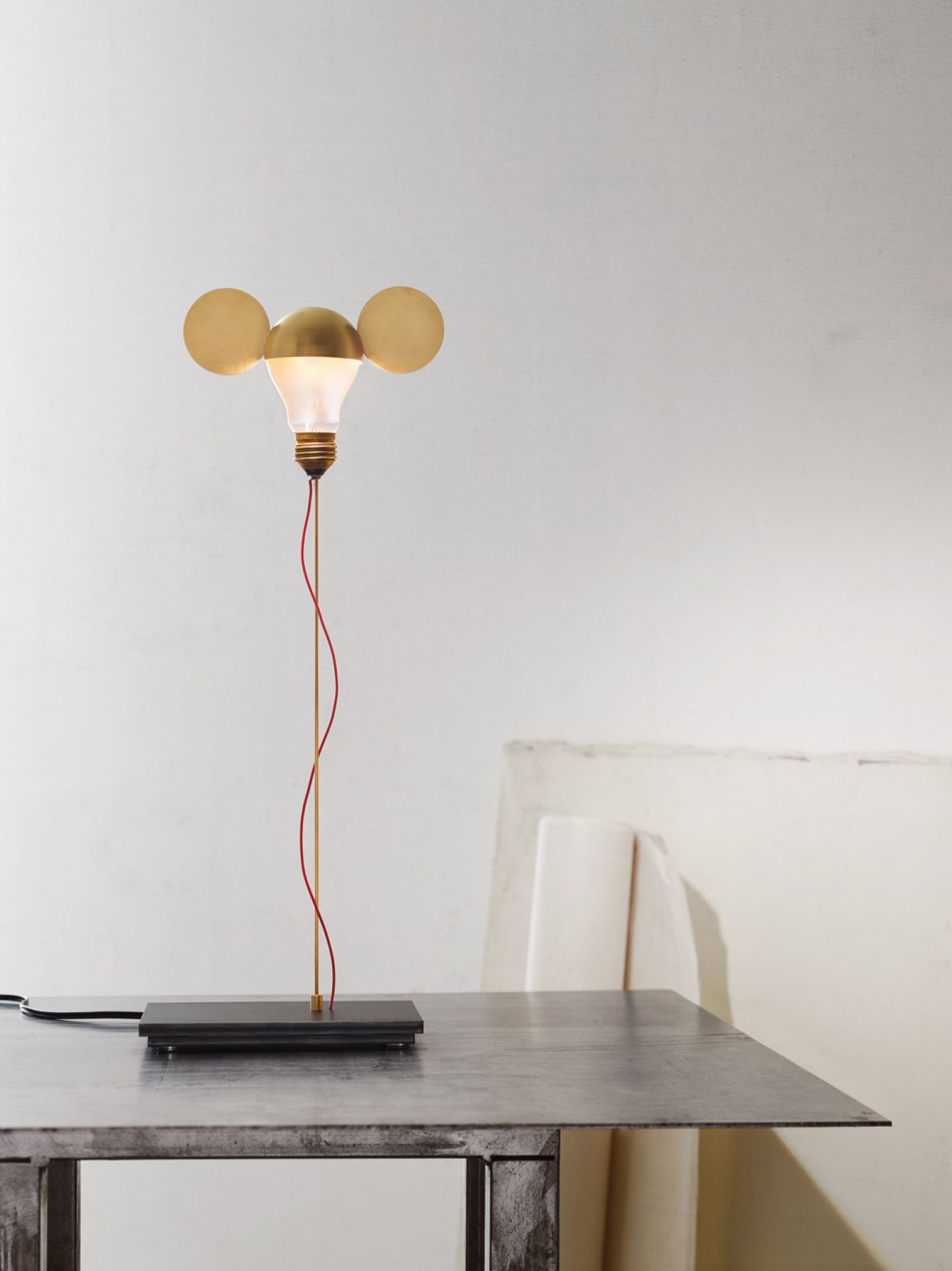 I Ricchi Poveri Toto Tischlampe: Designlampe mit Glühbirne, Messingdetails und rotem Kabel.